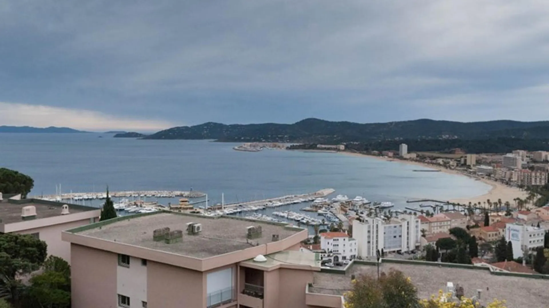 Beau 3 Pieces Au Lavandou Avec Terrasse Et Parking - Fr-1-803-34 르 라방두